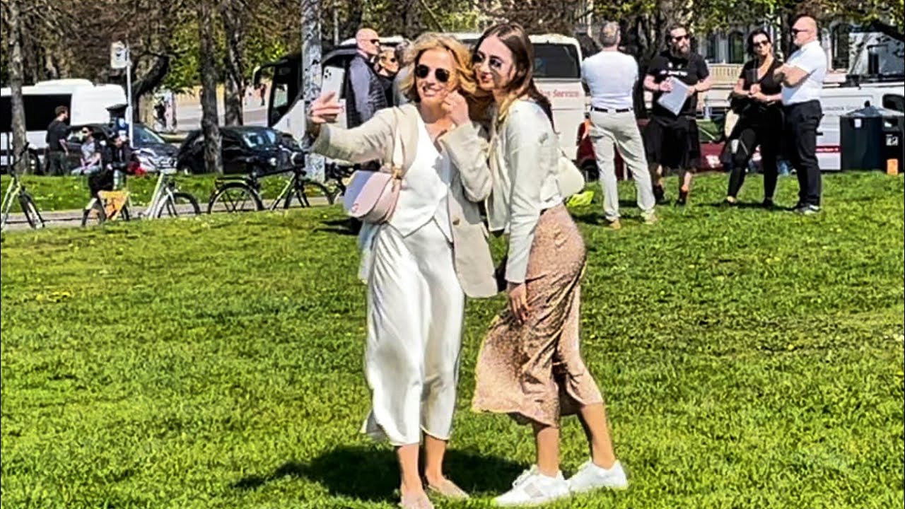 ДЕВУШКИ В БЕРЛИНЕ. ГОРОД ВЛЮБЛЕННЫХ. БЕРЛИНСКАЯ УЛИЧНАЯ КУЛЬТУРА.