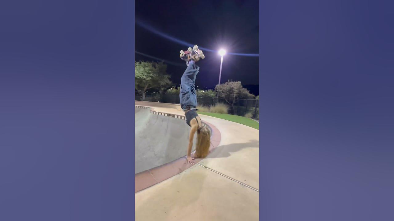 Walking on the moon 🎶🌃✌️ #music #rock #rollergirl #skate #fun #rollerskate #patins #night
