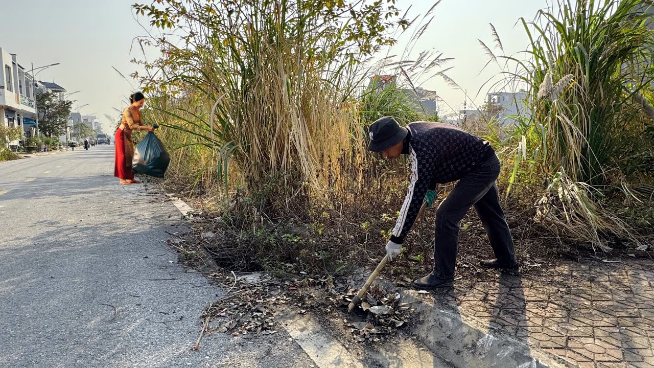Женщина удобно выбросила мусор на тротуар, пока я убирался