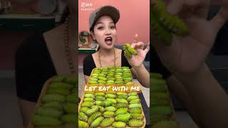 Beautiful Chinese girl eating green worms screenshot 4