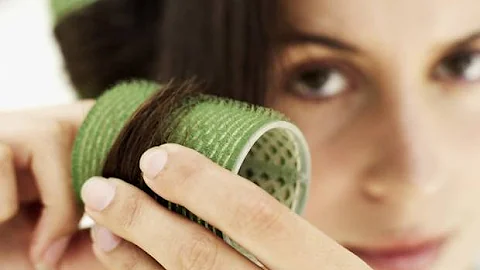 Como prender o cabelo com bob de velcro?