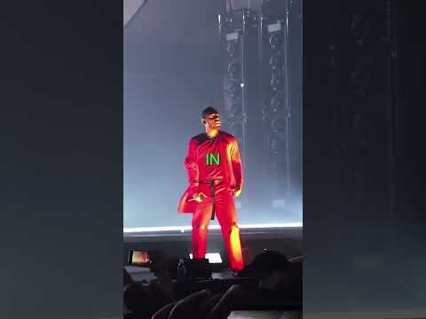 Crowd singing Humble