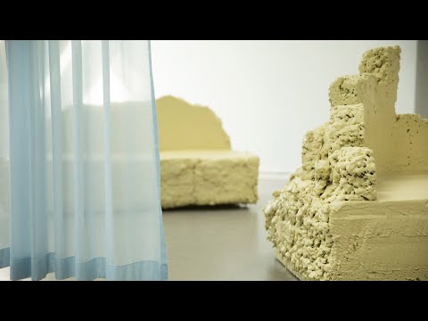 سارا رگال مواد ضایعات ساختمانی را به مبلمان کیک لایه ای تبدیل می کند