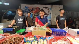 0326-10突然來了一個超可愛的美女 潘欸好像一直偷偷瞄她喔 哈哈 嘉義趙又廷海鮮拍賣星期五嘉義彌陀夜市 0326-10突然來了一個超可愛的美女 潘欸好像一直偷偷瞄她喔 哈哈 嘉義趙又廷海鮮拍賣星期五嘉義彌陀夜市