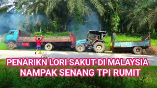 Lori sawit Malaysia sangkut