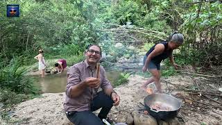 Cocinando en familia, un locrio de CHULETA con plátanos maduros en un río de Jarabacoa