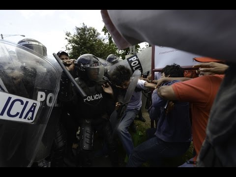 Represión violenta en CSE: Policía detiene a diputados