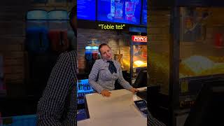 Kto nigdy nie odpowiedział „wzajemnie” kelnerowi, który życzył „smacznego”?