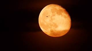 太陽と月と飛び交う飛行機