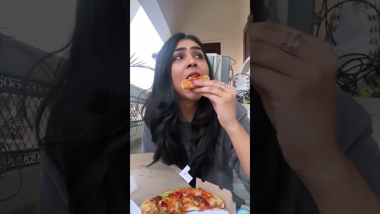 Domino’s Newly Launched Videshi Hot Sauce Pizza Review | #radhiarora #foodreview