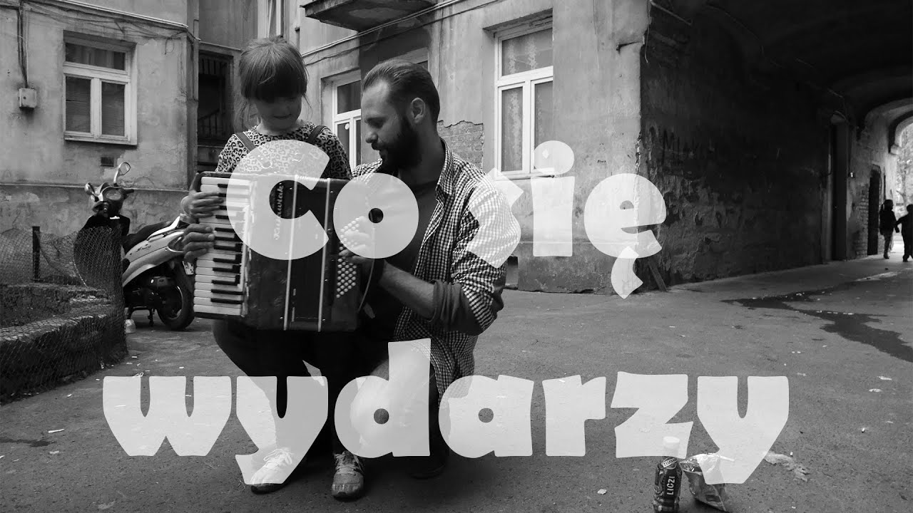 Dzieci, muzyka i śpiew - na warszawskiej Pradze, wrzesień 2015 r. piosenkarz black