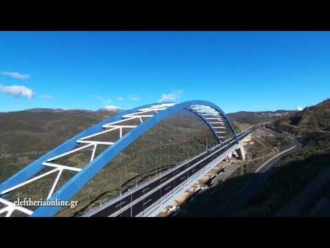 Πετώντας με drone πάνω από την τοξωτή γέφυρα της Τσακώνας