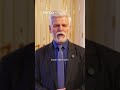 Matýsku, vždyť otvíráme až v sobotu. Pavel se psem zve návštěvníky na Hrad