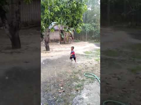 61+ Gambar Anak Kecil Kehujanan Terbaik