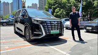 Уличная авто выставка