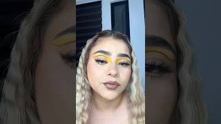 Amamos los look en tendencia #amarillo #delineado #tendencia #makeuptutorial #makeupartist