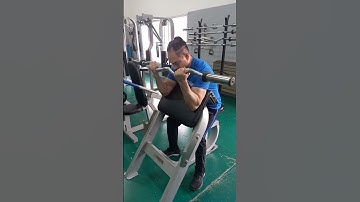 CURL DE BICEPS CON BARRA "W" EN BANCO SCOTT