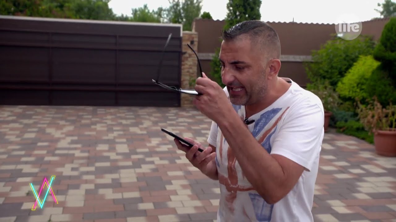 Győzike boszorkányt hív, hogy levegye a rontást a házukról, de a hölgy be sem mer lépni az ajtón.