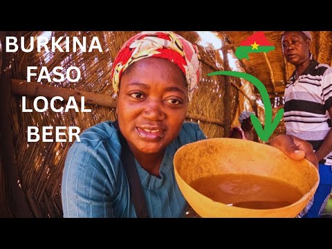 شرب البيرة المحلية مع السكان المحليين في واغادوغو بوركينا فاسو