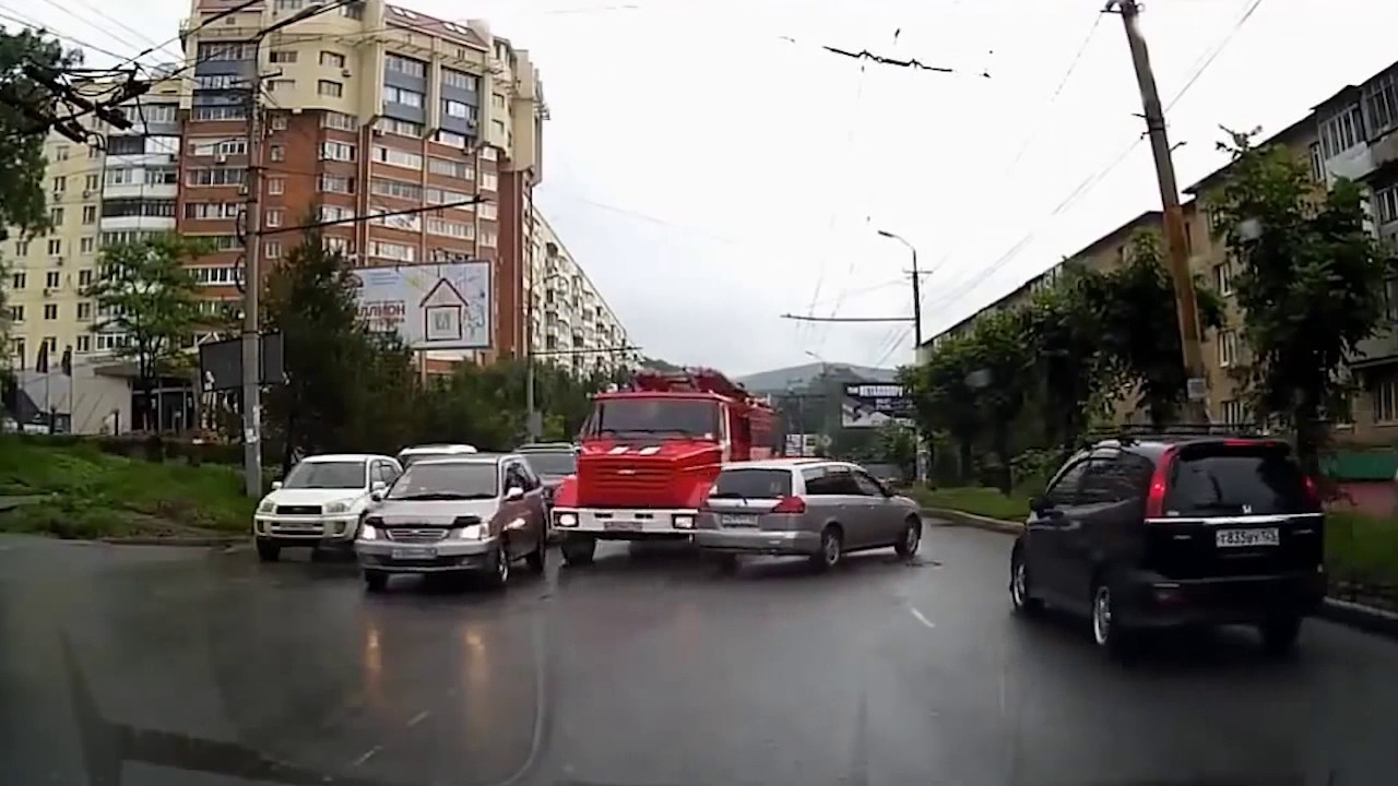 Fire Truck crash compilation. 21 crashes and 4 close calls in 1 minute.