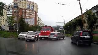 Fire Truck crash compilation. 21 crashes and 4 close calls in 1 minute.
