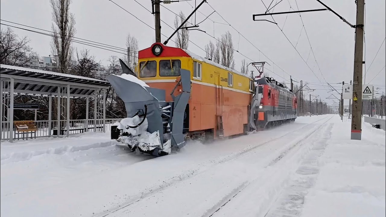Поезда в Воронежской области в метель: снегоуборочный, грузовые и пассажирские поезда, электропоезда