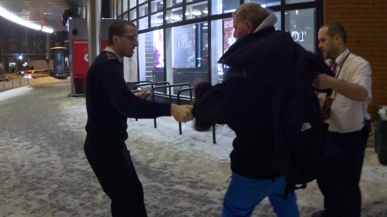 Охранники напали на прохожего и затащили его в магазин