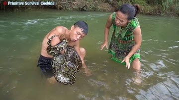 Primitive Life: Smart Girl Meet Giant Anaconda Python at Stream - Skills Catch Big Snake To Survival