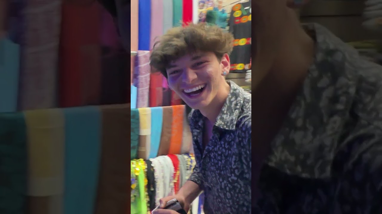 Ты встречаешь самую странную девушку на свете..