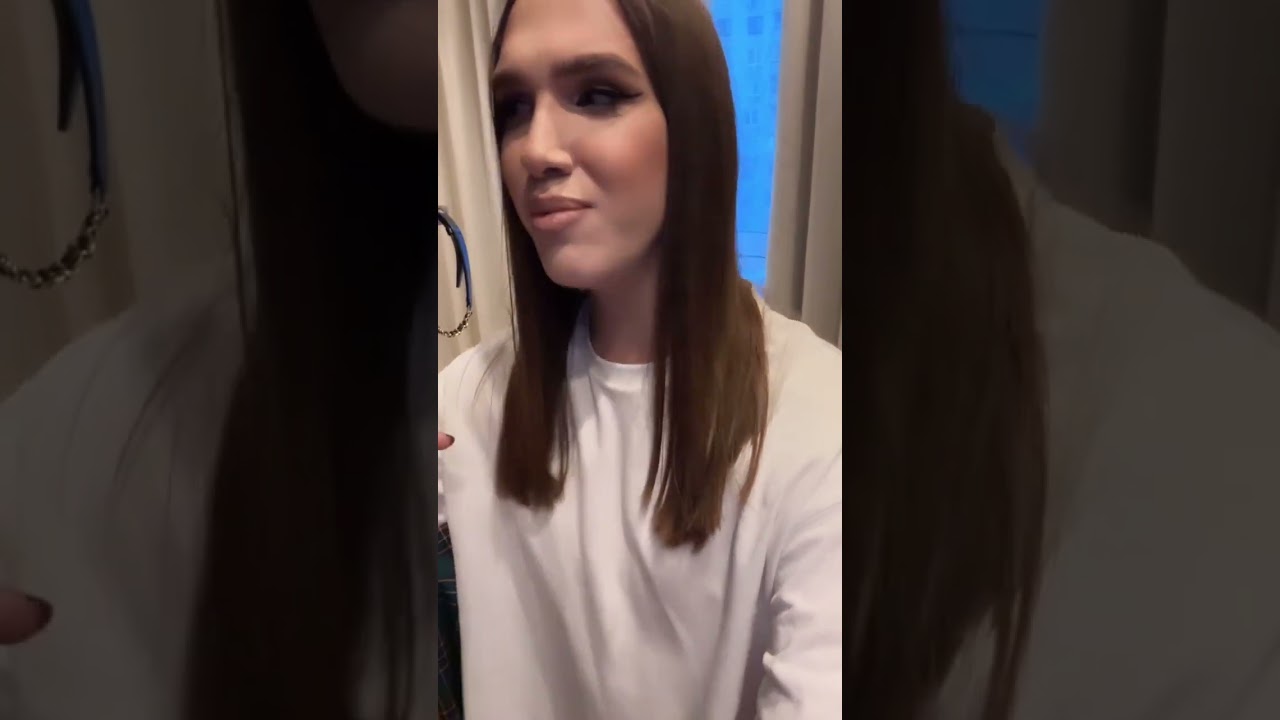 Жидковский отпаривает вещи 