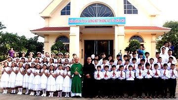 Gx. Tân Lý: Thánh Lễ cho 59 em rước lễ lần đầu  - RƯỚC CHỦ TẾ VÀ DẪN LỄ.