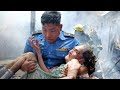 Bombero arriesga su vida entre las llamas para salvar a una ancianita