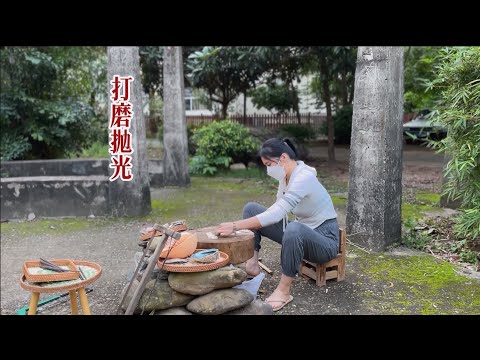 一位女子用贝壳制作了两双筷子，送给她的朋友作为结婚礼物