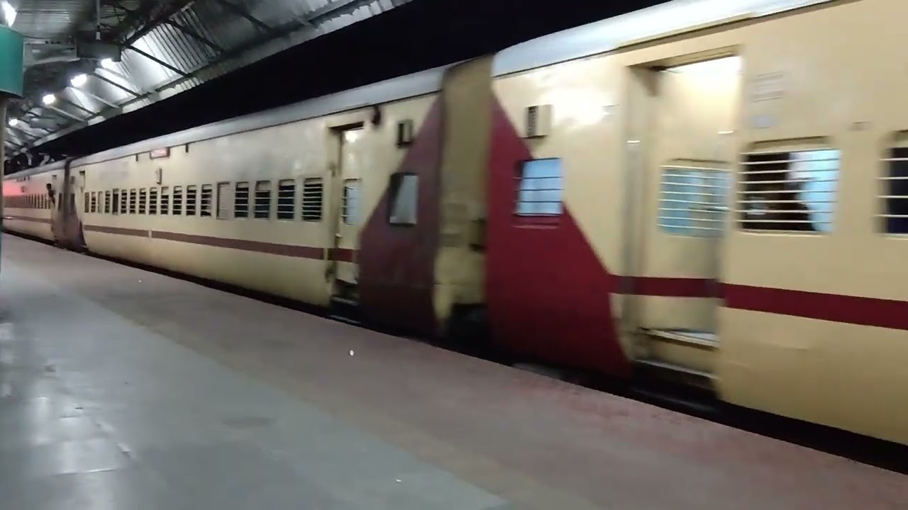 12130 Howrah -Pune Azad Hind Express 🇮🇳 on the way to Kharagpur Railway station.