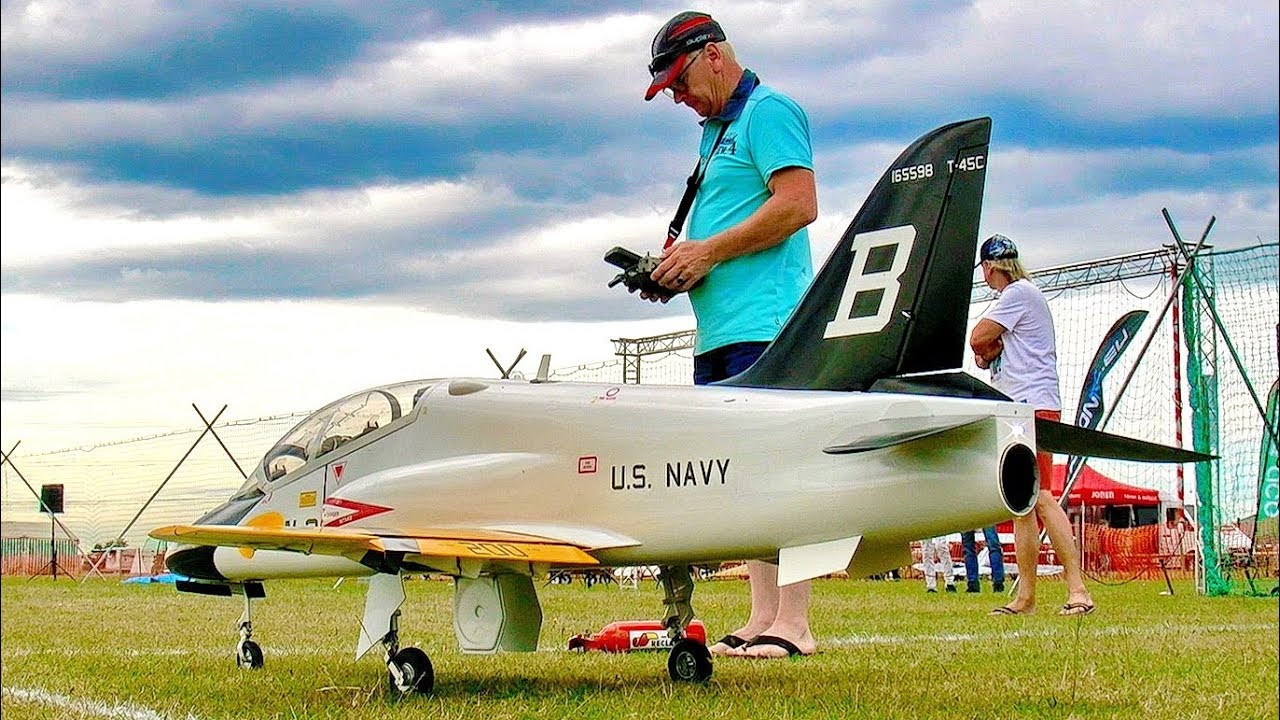 AMAZING RC FLIGHT SHOW WITH BAE HAWK SCALE MODEL TURBINE JET / FLIGHT
