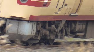 2022.12.01 09:40　リバイバル国鉄色　381系　特急やくも8号　台車をまじまじ見ようとして失敗