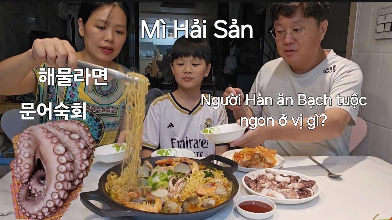 Mẹ chồng cho hộp kimchi nấu ngay nồi mì hải sản Bạch tuộc chấm tương ớt ăn đã thèm