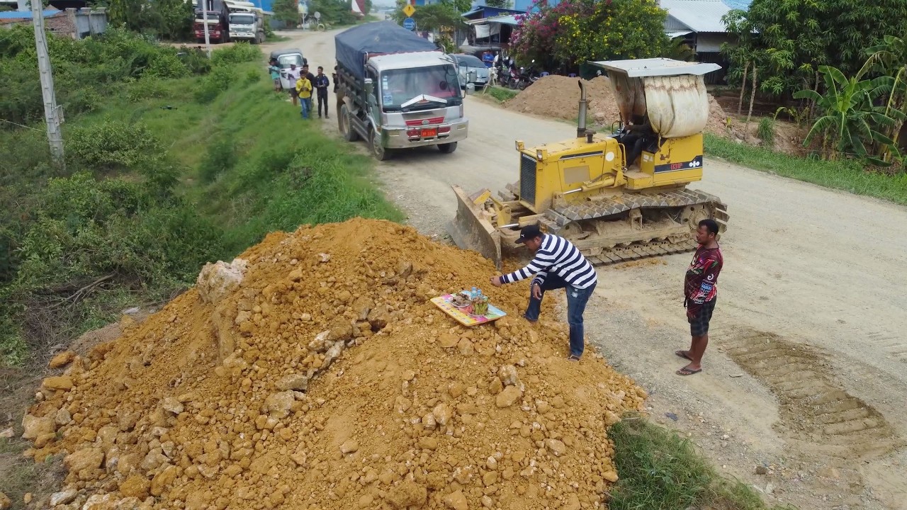 100% Skilled Operation Begins! Using KOMATSU D31p Dozer And 6-Wheel Dump Trucks Filling Flooded Land