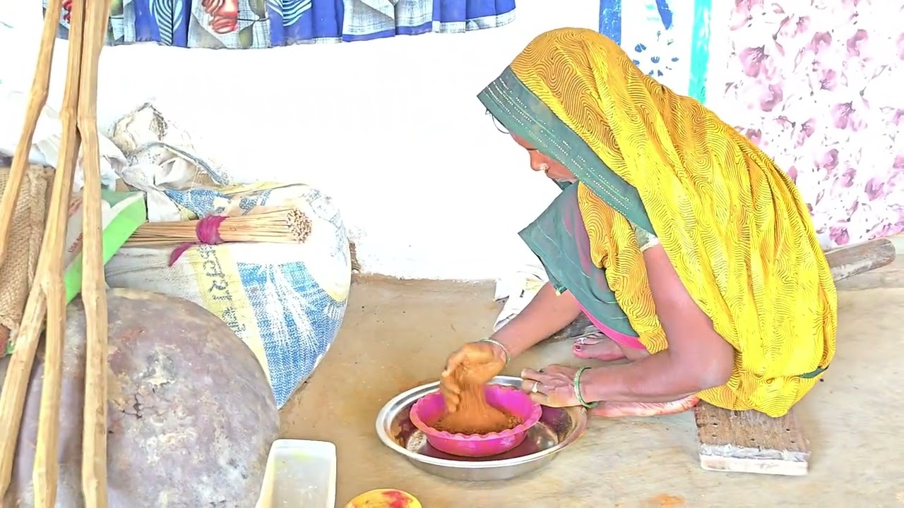 #मम्मी ओखली में #हल्दी कूट कर निकाली #को अच्छे बनाया जा# रहा हैं 🥀🥀 जो# 