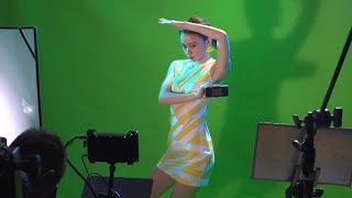 山本舞香、謎の“Zポーズ”ミニスカ女神に!！　ZEUS WiFi新CM＆メイキング