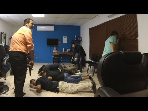 LLEGA EL PATRÓN A UNA BARBERÍA| BROMA