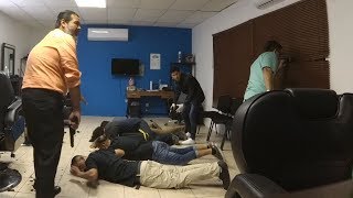 LLEGA EL PATRÓN A UNA BARBERÍA | BROMA screenshot 1