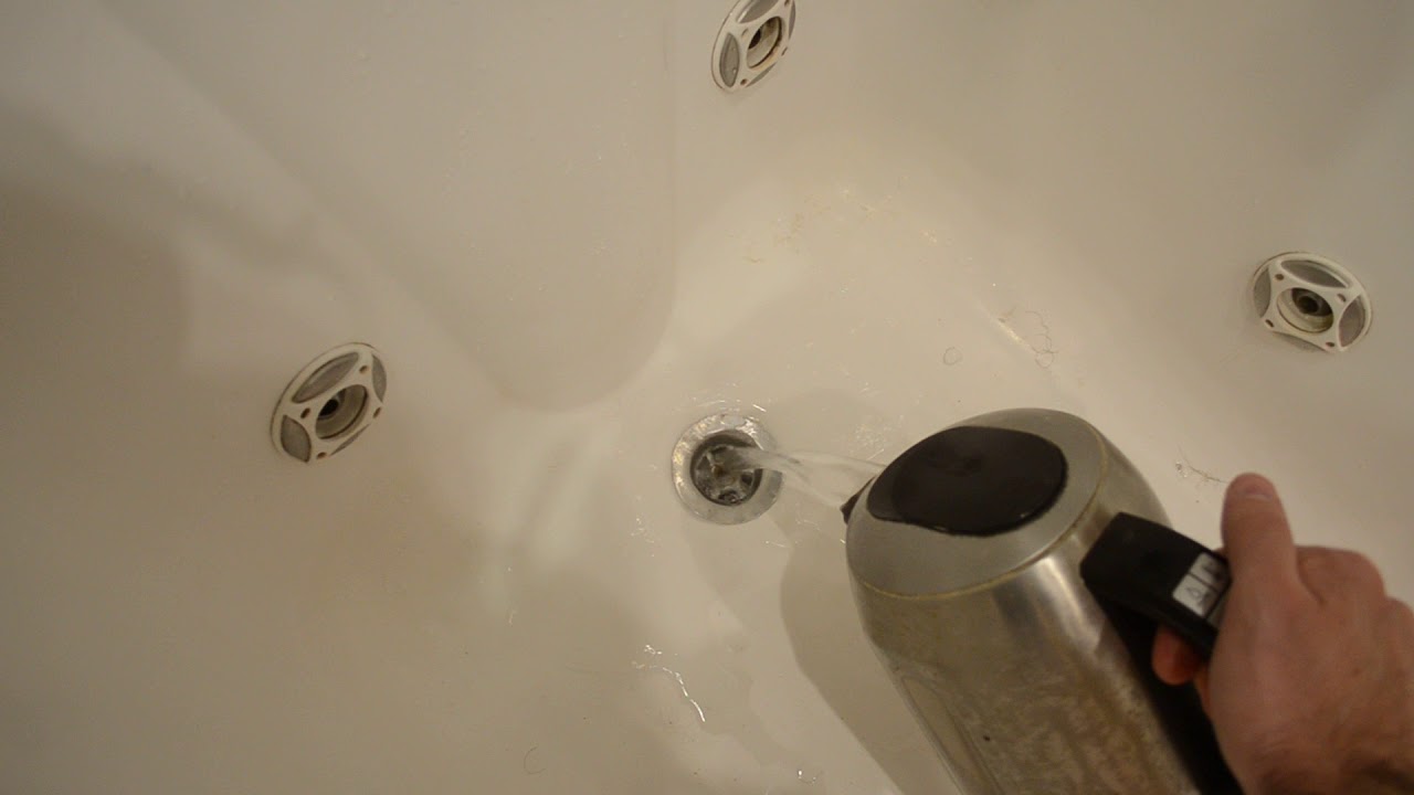 Упала ванна что делать. Заглушка сливного отверстия для ванны. Дырка в ванне. Сливное отверстие в ванной. Вода в сливном отверстии в ванной.