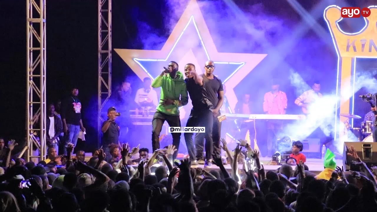 ALIKIBA AMUITA DOGO HATARI KWA KUIMBA COVER STEJINI AMKUBALI