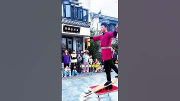 Cậu bé tội nghiệp trong màn biểu diễn hất tung những chiếc bát