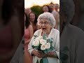 Oma Fängt Den Brautstrauß Der Ganze Garten Lacht Hochzeit