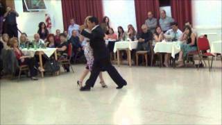 Valeria Eguia y Roberto Canelo bailando el Tango ABANDONO en la Milonga Vida Mia