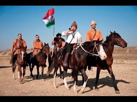 Videó: Kazahsztánban Egy Helyi Lakos Tartja Az Aranyhordának Időszakainak Zászlóját - Alternatív Nézet