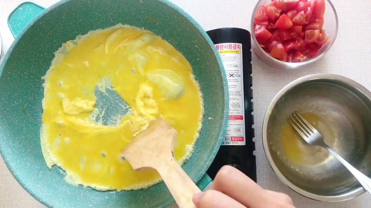 Хамгийн энгийн өндөг помидортой хуурга.