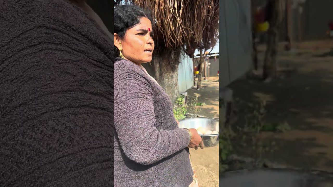 सकाळी सकाळी पिल्या वर बसवलेल्या कोंबड्या सोडल्या खायला बघा मित्रांनो माझं स्काळी हेच काम असते